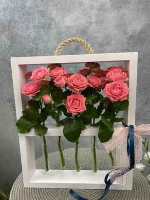 Пробирка с цветами из 5-и кустовых роз