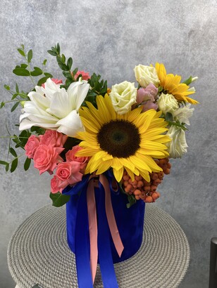 Цветочная коробка из 6-и роз, 3-х подсолнухов, 4-х эустом, лилии и гладиолуса