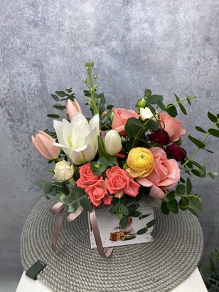 Композиция в деревянном ящике из кустовой розы, лилии, тюльпанов и лютиков