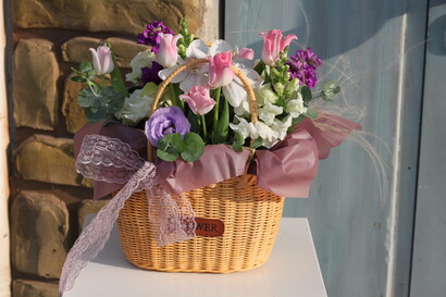 Плетеная корзина с тюльпанами
