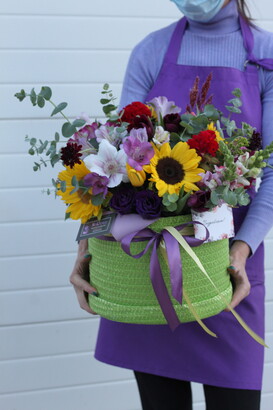 плетеная шляпная коробка с цветочным миксом