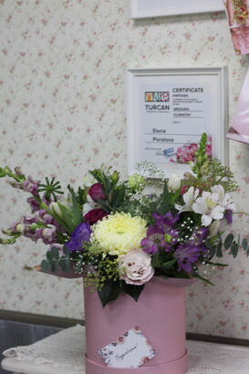 Нежная коробка с хризантемой и альстромерий для мамы