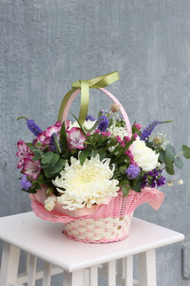 Розовая корзинка с хризантемой и альстромерией.