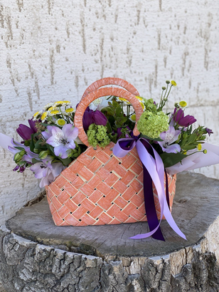 Авторский букет из фиолетовых тюльпанов и альстромерий