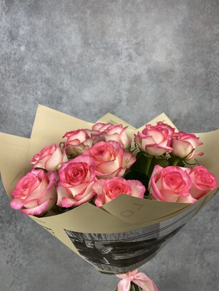 Букет из 13-и розово-белых роз