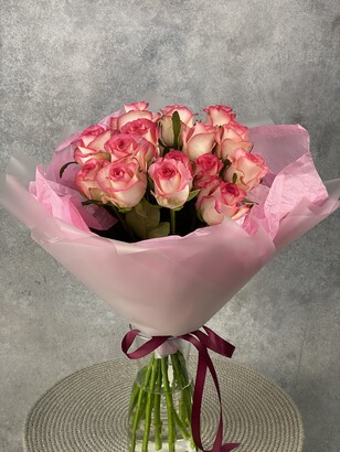 Букет из 15-и розово-белых роз