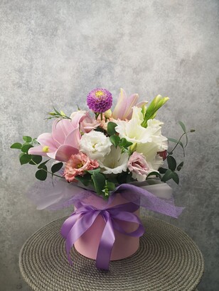 Коробка с цветами из 21-й эустомы, лилии и гладиолуса