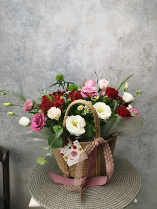 Цветочная корзина из 7-и эустом, кустовой розы, 3-х гвоздик и альстромерии