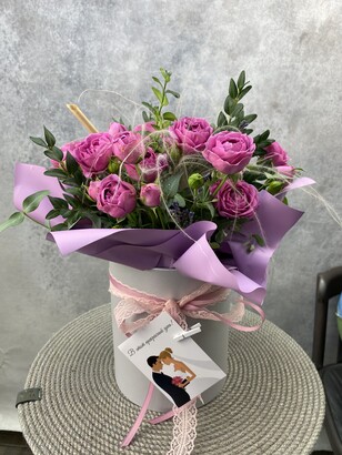 Цветочная коробка из 9-и кустовых роз
