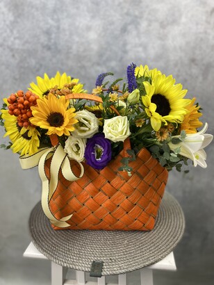 Цветочная корзина из 9-и подсолнухов, 5-и эустом, лилии и хризантемы