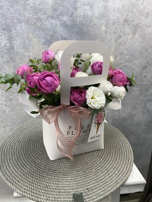 Цветочная сумка из 4-х эустом и 4-х кустовых роз
