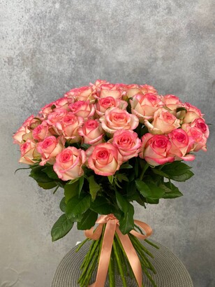 Букет из 51 розово-белых роз
