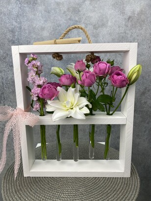 Цветочная рамка из 3-х кустовых роз, 2-х маттиол и лилии