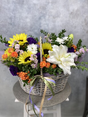 Цветочная корзина из 13-и эустом, 5-и подсолнухов и 5-и кустовых роз