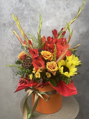 Цветочная коробка из 7-и гладиолусов, 2-х подсолнухов, 3-х роз и хризантемы