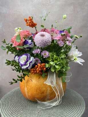 Цветочная "Тыква" из гортензии, лилии, 2-х хризантем, 2-х альстромерий и кустовой розы