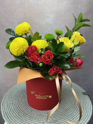 Цветочная коробка из  3-х кустовых роз, 4-х хризантем и 3-х желтых роз