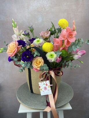 Сумка с цветами из 6-и хризантем, 5-и тюльпанов , 4-х роз и 2-х гладиолусов