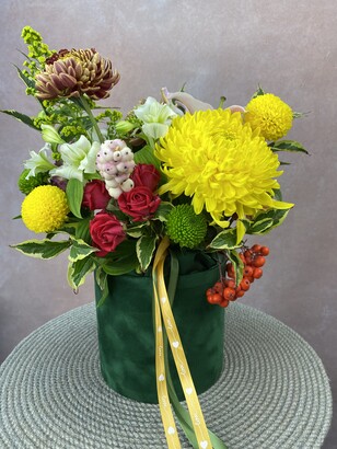 Авторская цветочная коробка из 5-и хризантем, кустовой розы, снежноягодника и 2-х лилий