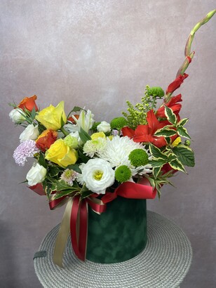 Авторская цветочная коробка из 7-и роз, 6-и хризантем, и 6-и эустом