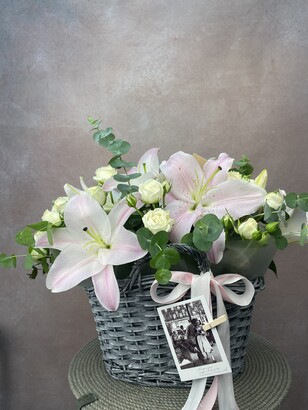 Авторская цветочная корзина из 8-и лилий, 5-и кустовых роз и эвкалипта