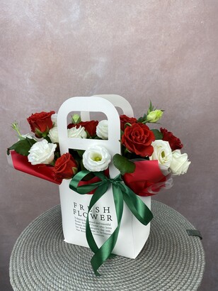Авторская цветочная сумка из 12-и эустом и 9 роз