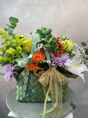 Авторская цветочная корзина из 3 лилий, 6 роз и 6 хризантем