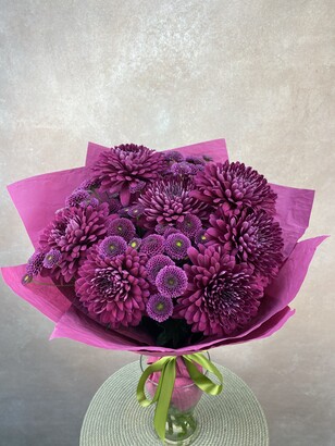 Букет из 13 фиолетовых хризантем