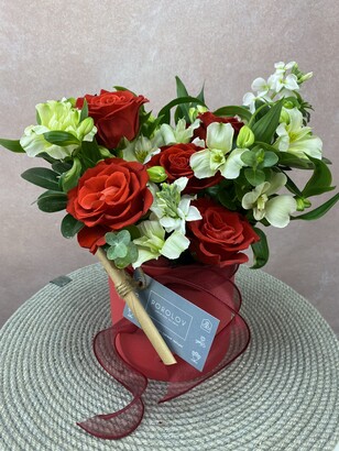 Цветочная коробка из 3 альстромерий и 7 роз
