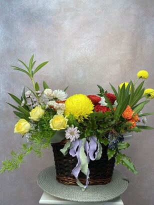 Цветочная корзина из 13 хризантем и 6 роз