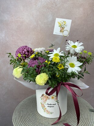 Цветочная коробка из 15 хризантем