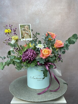 Цветочная коробка из 5 хризантем и 6 роз