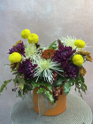 Цветочная коробка из 17 хризантем