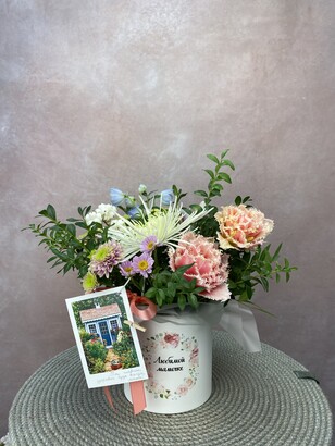 Цветочная коробка из 2 хризантем, 2 тюльпанов и лилии