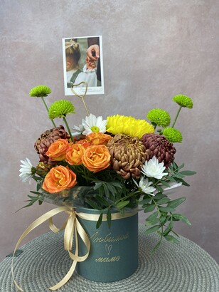 Цветочная коробка из 11 хризантем и 2 роз