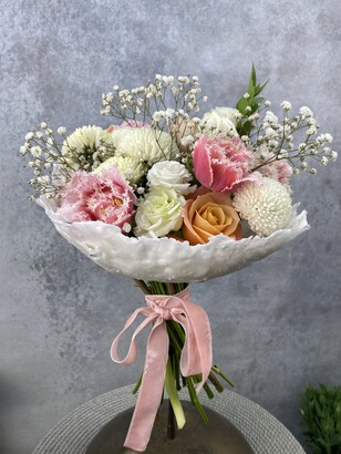 Букет на каркасе из 4 роз, 5 хризантем, 5 тюльпанов и 5 эустом