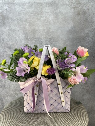 Цветочная корзина из 7 тюльпанов, 2 альстромерий и нобилиса