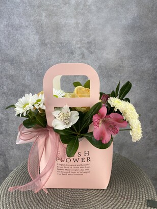 Цветочная сумка из 3 роз, 3 альстромерий и 3 хризантем