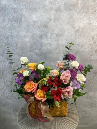 Композиция в сумке из роз, тюльпан, альстромерий, хризантемы