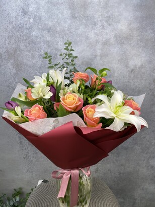 Букет из персиковой розы, тюльпанов, альстромерии и брасики