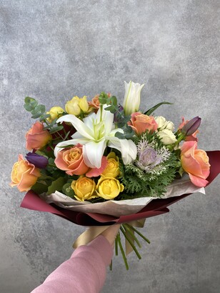 Букет из персиковой розы, лилии, тюльпанов и брасики