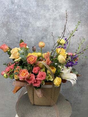 Джутовая сумка с тюльпанами и лютиками, розой, маттиолой и альстромерией