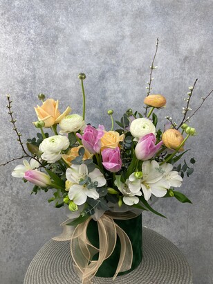 Композиция в шляпной коробке из тюльпанов, роз, альстромерии и лютиков