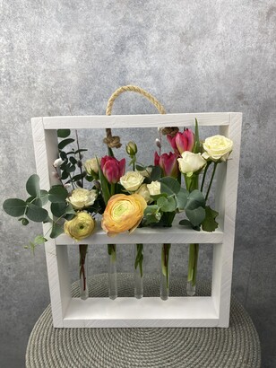 Рамка с тюльпаном , кустовой розой и раннункулюсом