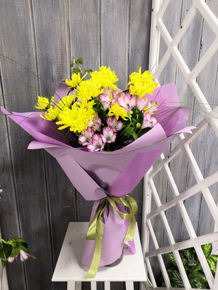 Букет из срезанных цветов из хризантемы и альстромерии