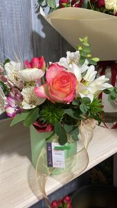 Яркая коробка с тюльпанами, лилией и маттиолой