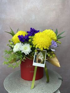 Цветочная коробка из 8 хризантем, 6 эустом и эвкалипта
