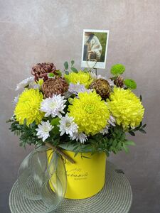 Цветочная коробка из 27 хризантем