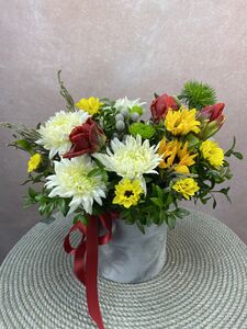 Цветочная коробка из 3 тюльпанов, 3 гвоздик и брунии